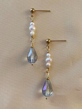 Teardrop and pearl stud earrings!